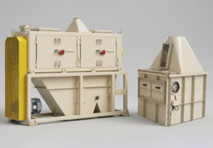CENTRIFUGAL CLEANER WITH CLEANING UNIT