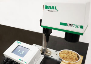UM700