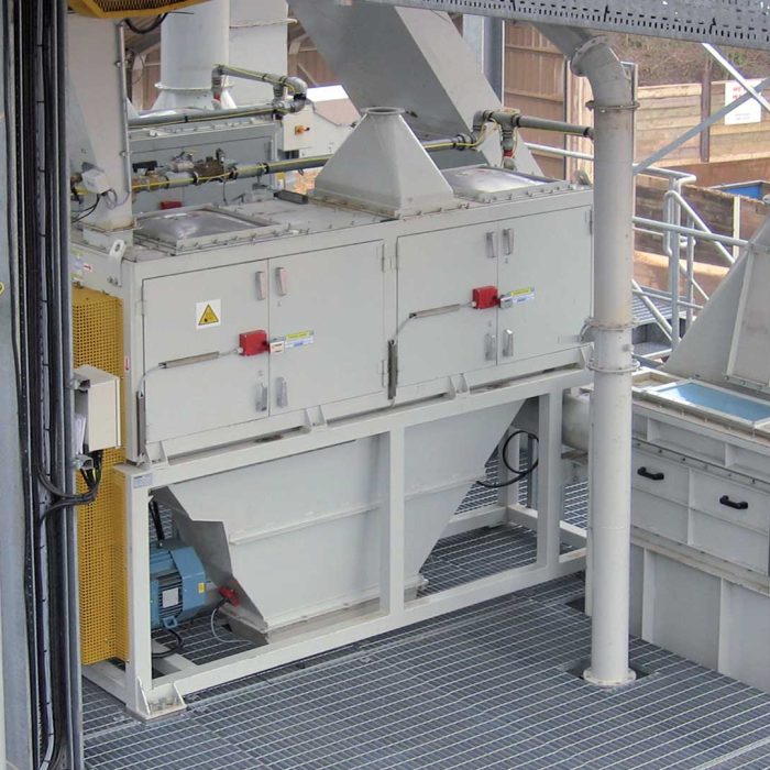CENTRIFUGAL CLEANER WITH CLEANING UNIT